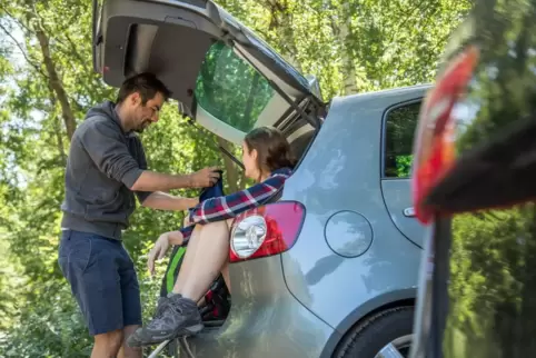 Ein Paar bereitet sich auf die Wanderung vor