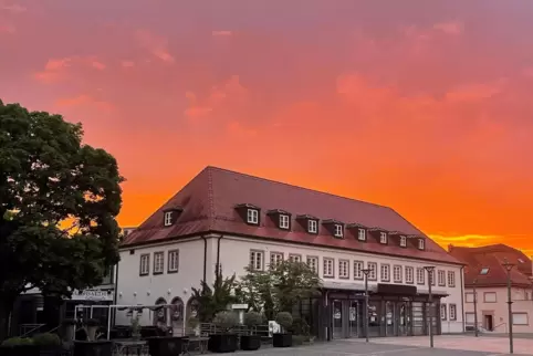 „Stadthalle Landstuhl im Feuer“ kommentiert Thomas Claren sein stimmungsvolles Foto. 