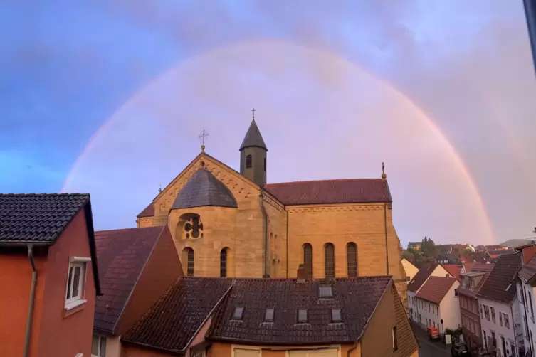 Ein Regenbogen, der die Abteikirche in Otterberg fast schon einzurahmen scheint. 