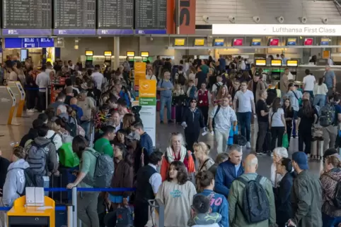 Klimaaktivisten legen Flugverkehr in Frankfurt lahm