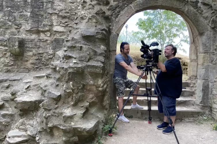 Filmregisseur Benjamin Wagener (rechts, mit Kameramann André Poschadel) kommt auf die Lichtenburg. 