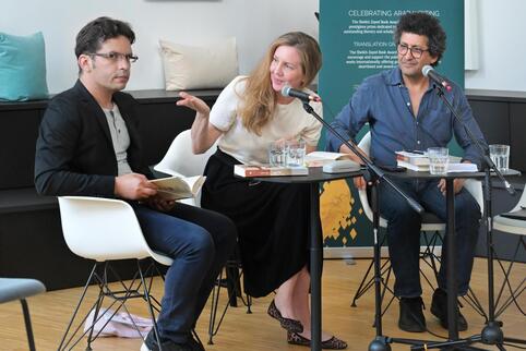 Im Gespräch bei Brilliant Spaces: die Autoren Svenja Leiber und Said Khatibi (links). Moderator Mustafa Al-Slaiman hört aufmerks