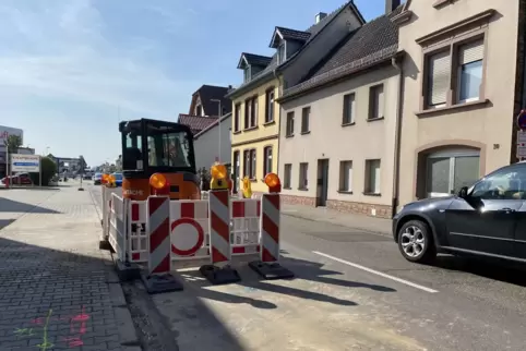Die Fahrbahn in Richtung Innenstadt ist blockiert: Baustelle in der Kirchheimer Straße. 