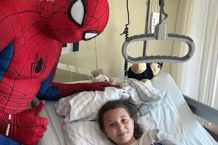 Besuch: Spider-Man im Krankenhaus.