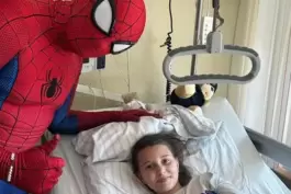 Besuch: Spider-Man im Krankenhaus.