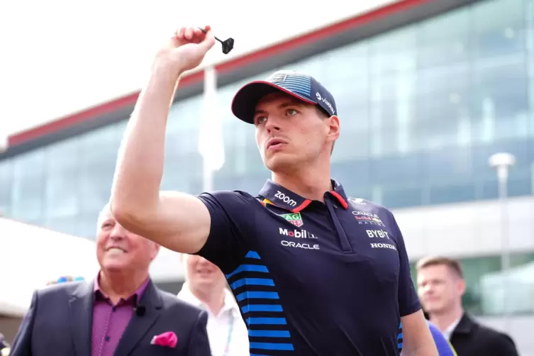 In Silverstone spielte Max Verstappen im Fahrerlager Darts. Seinem Team schleudert er derzeit eher verbale Giftpfeile entgegen. 