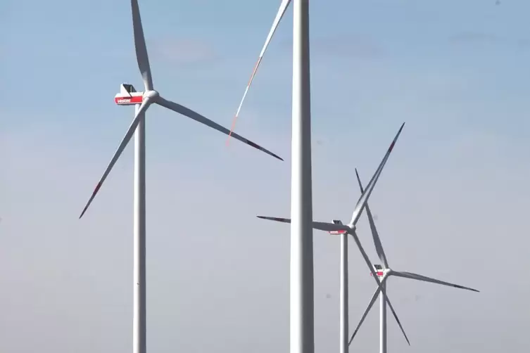 Der Windpark auf dem Gollenberg zwischen Bellheim, Rülzheim und Offenbach.