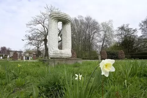 Die „Endlose Säule“ verschwand aus dem Hof in der Ludwigshafener Stadtbibliothek und ist vor einiger Zeit im Ebertpark wieder au