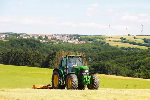 Landwirt Frank Landoll aus Biedershausen mulcht die borstigen Stoppeln nach dem Ernteschnitt. 