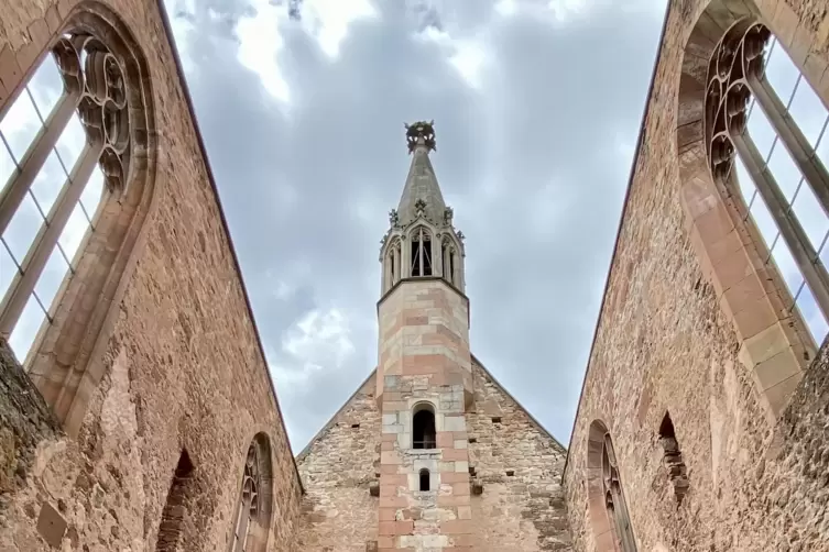 Die Kirche des 1241 gegründeten Zisterzienserinnenklosters Rosenthal wurde 1261 geweiht und Ende des 15. Jahrhunderts im spätgot