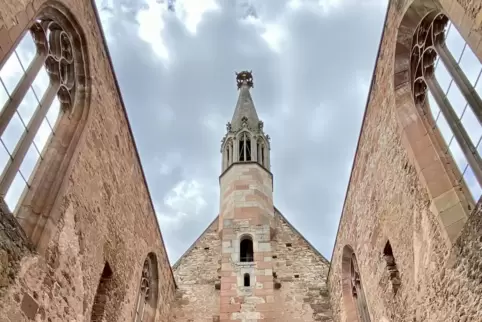 Die Kirche des 1241 gegründeten Zisterzienserinnenklosters Rosenthal wurde 1261 geweiht und Ende des 15. Jahrhunderts im spätgot