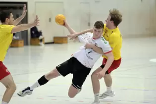 Jens Seithel, auf dem Bild noch im weißen Trikot des HLZ Friesenheim-Hochdorf, verstärkt zukünftig den Rückraum des TV Offenbach