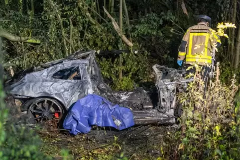 Zwei Menschen vermutlich bei Autorennen auf A44 verbrannt