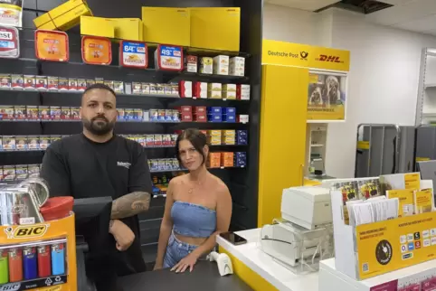 Gürhan und Nadine Sakalli im frisch renovierten Kiosk.