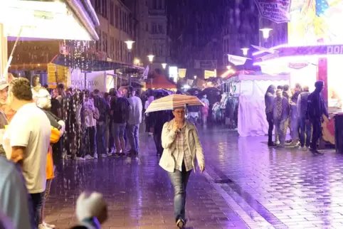 So heftig regnen wie am Stadtfest 2023 samstagsabends wird es dieses Jahr voraussichtlich nicht. Ganz trocken bleibt es aber auc