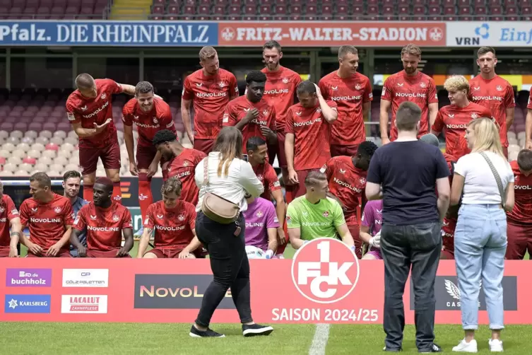 Auf dem Weg zum perfekten Mannschaftsbild: Die FCK-Profis bereiten sich vor.