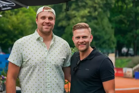 „Freddy“ Stüber (links) und Trainer Johannes Wohlrab auf dem Gelände des BASF TC.