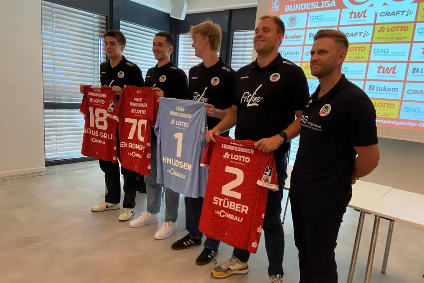 Die Neuzugänge und der Eulen-Coach (von links): Magnus Grupe, Sadok Ben Romdhane, Oskar Knudsen, Frederic Stüber und Johannes Wo