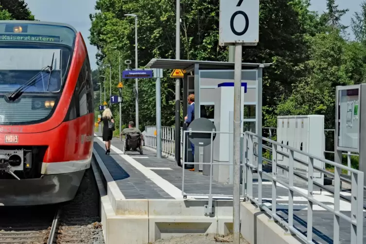 Barrierefrei und mit zeitgemäßer Ausstattung kommt der Obermohrer Bahnhaltepunkt nun daher. 