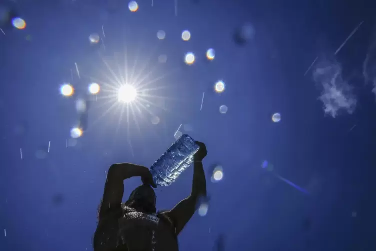 Raus aus der Sonne! Direkte Sonneneinstrahlung ist an heißen Tagen zu vermeiden. Richtig ist, viel Wasser zu trinken.