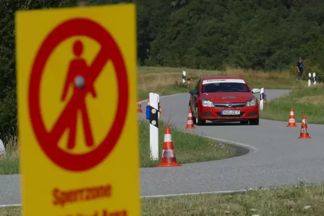 Auch für Radfahrer und Fußgänger ist während des Potzberg-Slaloms auf der K34 kein Durchkommen.