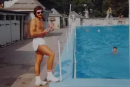 Sportstudent Helmut Langenbein 1972 am Beckenrand des Grethener Schwimmbads.