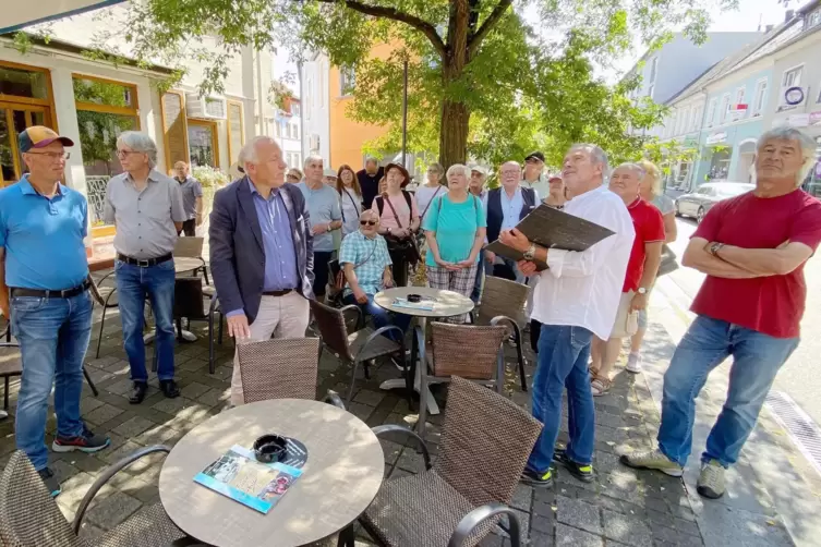 Innehalten zwischen dem traditionsreichen Gasthaus zum Löwen und dem früheren Pfälzer Hof direkt gegenüber: RHEINPFALZ-Leser bei