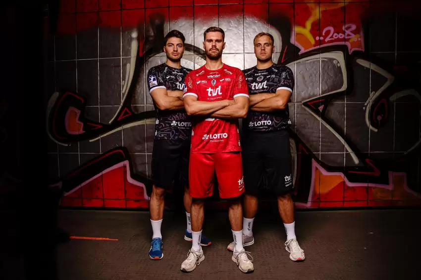 Max Haider, Alexander Falk und Frederic Stüber (von links) beim Fotoshooting in der stillgelegten Haltestelle am Danziger Platz