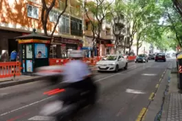 Autos fahren auf einer Straße in Palma de Mallorca