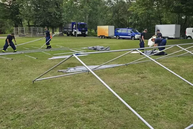 THW-Helfer haben am Donnerstag das Zelt für das Strandbadlager aufgebaut.