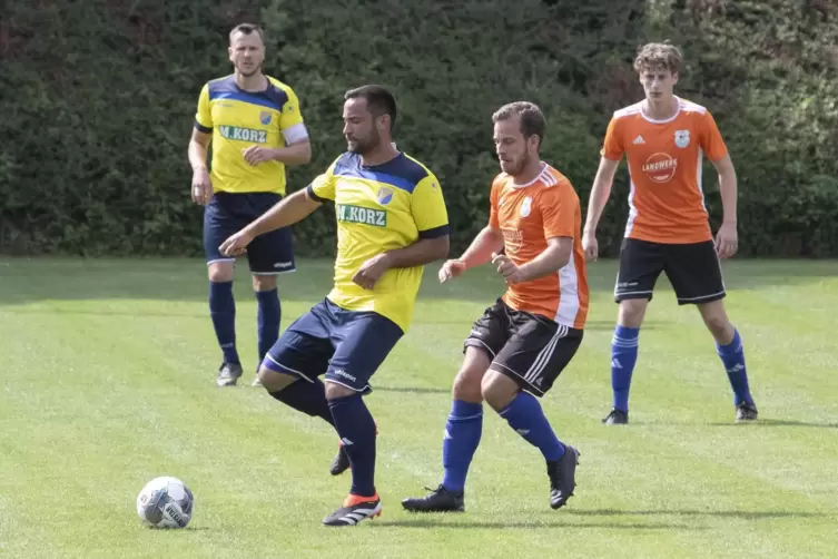  Finkenbachs Spielertrainer Silas Schlemmer (rechts), hier im Erstrundenduell mit Florian Hofmann von der SG Rockenhausen/Dörnba