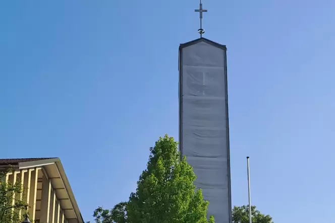 Der Kirchturm der protestantischen Kirche in Klingenmünster wird abgerissen.