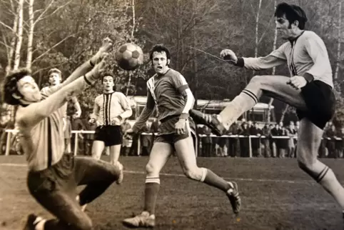 Am 6. Januar 1974 reichte es für den VfR beim VfB Haßloch nur zu einem 3:3. Links VfR-Keeper Hermann Lutz, in der Mitte Kapitän 