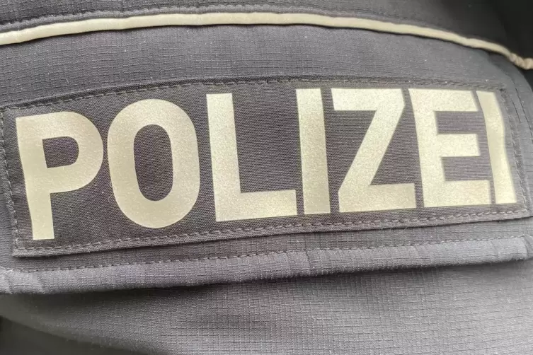 Ein 39-Jähriger hatte auf dem Spielplatz Wolfsloch mit einem Messer Holz geschnitzt. Eine Bedrohungslage hat laut Polizei nicht 