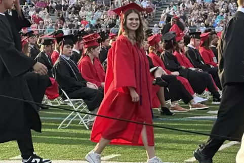 Die Zwölfte geschafft. Graduation an der Highschool. Jasmin Schaaf trägt, wie ihre Mitschülerinnen auch, eine rote Schuluniform.