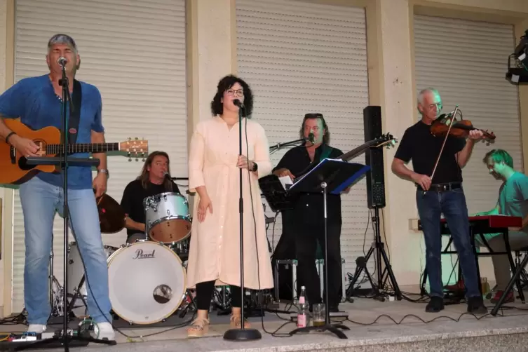 Auf der Terrasse der alten Neuffer-Villa: The Storytellers alias (von links) Mike Carter, Marc Kambach, Karina Helfrich, Michael