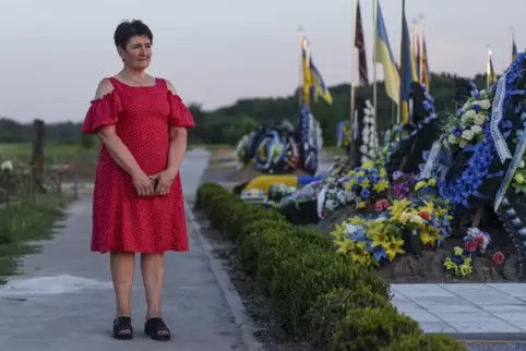 Ukrainische Mutter vor dem Grab ihres Sohnes. 