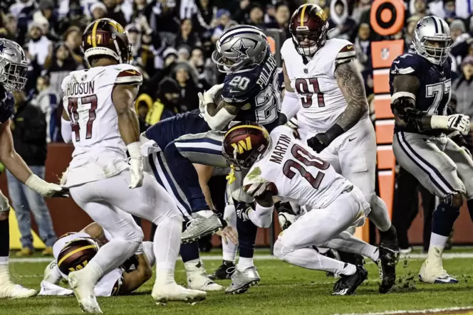 Dallas Cowboys gegen Washington Commanders im Januar. Mit Nummer 20: der Running Back der Cowboys Tony Pollard und der Defensive