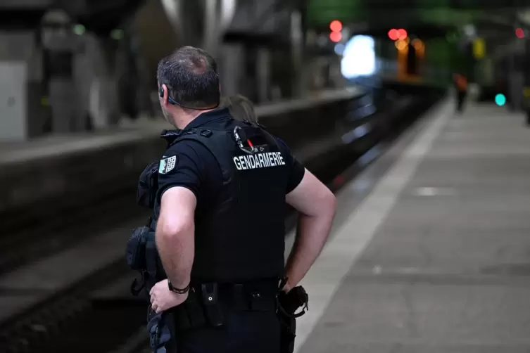 Ein Gendarm steht an einem leeren Gleis am Bahnhof Gare Montparnasse in Paris. 