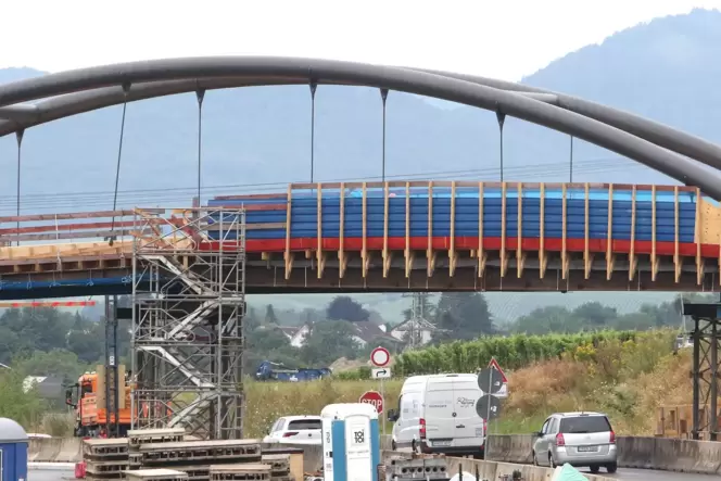 Die weiße Folie an der B10-Brücke wurde entfernt.