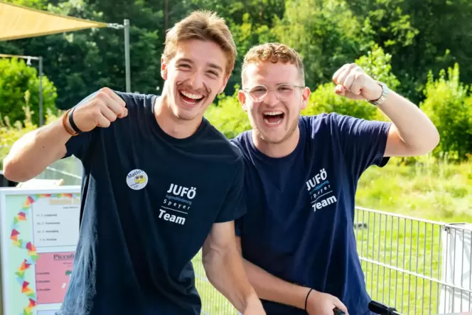 Haben viel Spaß als Helfer: Mathis Becker und Miron Sormaz (rechts).