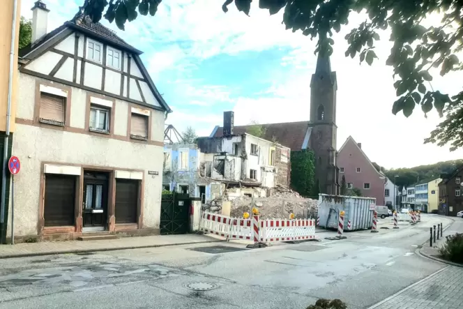 Ab Montag ist die marode Hauptstraße in Waldfischbach-Burgalben bis zum Zebrastreifen gesperrt, weil sie saniert wird. Seit Woch