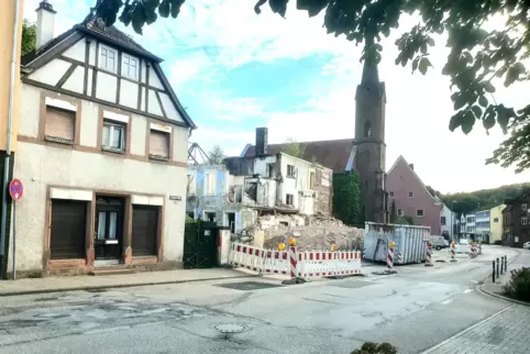 Ab Montag ist die marode Hauptstraße in Waldfischbach-Burgalben bis zum Zebrastreifen gesperrt, weil sie saniert wird. Seit Woch