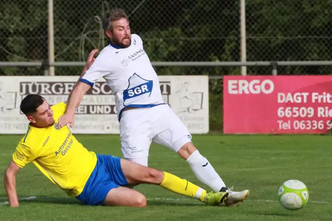 Peilt mit Rieschweiler II den direkten Wiederaufstieg in die A-Klasse an: Spielertrainer Daniel Preuß (in Weiß).