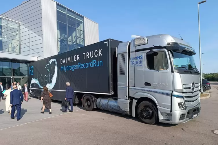 Eine 1000-Kilometer-Testfahrt über hat der Prototyp hinter sich. Nun darf der Wasserstoff-Actros in die Alltagserprobungsphase.