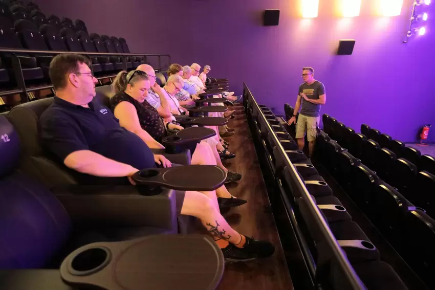 Probesitzen in sehr bequemen Sesseln im Saal 1 der Filmwelt Grünstadt.