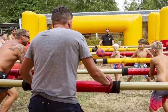 Spaß beim Schwimmbadfest. Hier ein Bild aus dem Vorjahr vom »Human Table Soccer«.