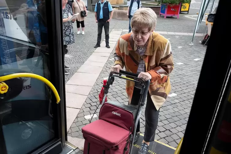 Aktionstag für Rollator-Nutzende auf dem Exe: Hier ermöglicht die Rampe Helga Steinländer, bequem in den Stadtbus zu kommen. 