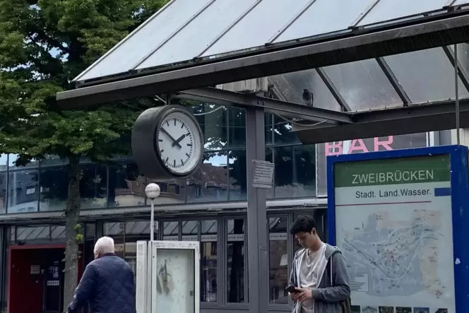 Warten auf den Bus am Zweibrücker Busbahnhof.