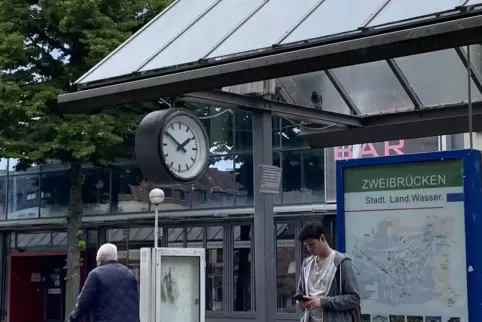 Warten auf den Bus am Zweibrücker Busbahnhof. 